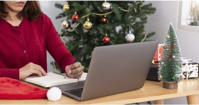 Mujer emprendedora diseñando su campaña de marketing navideño.