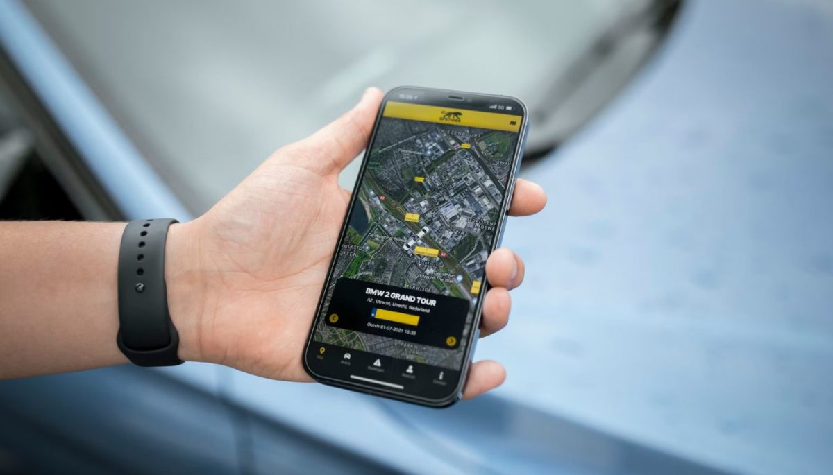 imagem de mão segurando um celular com a simulação do melhor app de rastreamento de encomendas