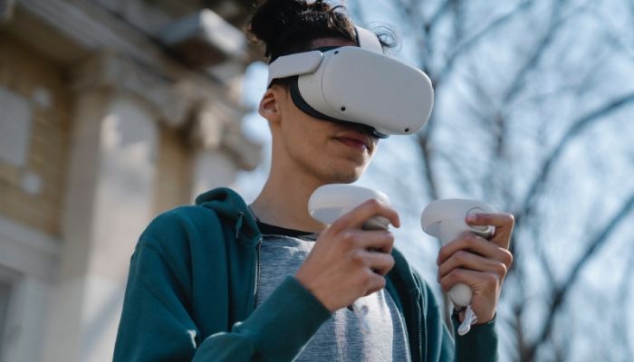Mujer probando un producto innovador en realidad virtual.
