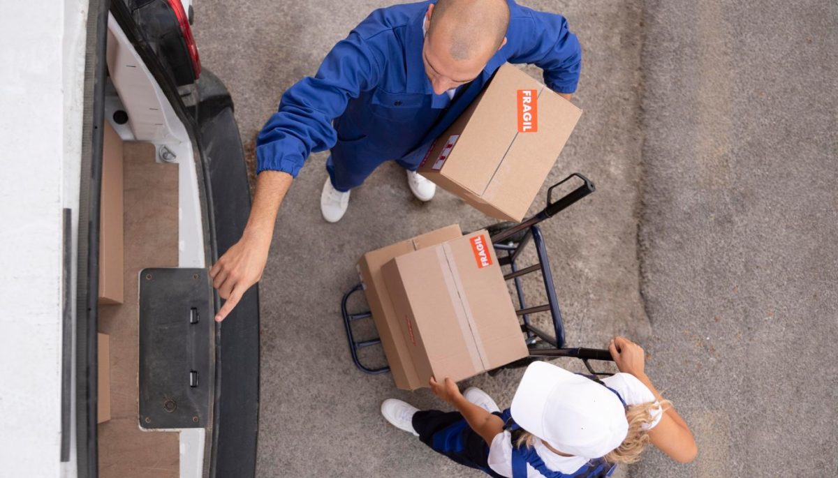 imagem de dois homens carregando caixas para empresas de transporte