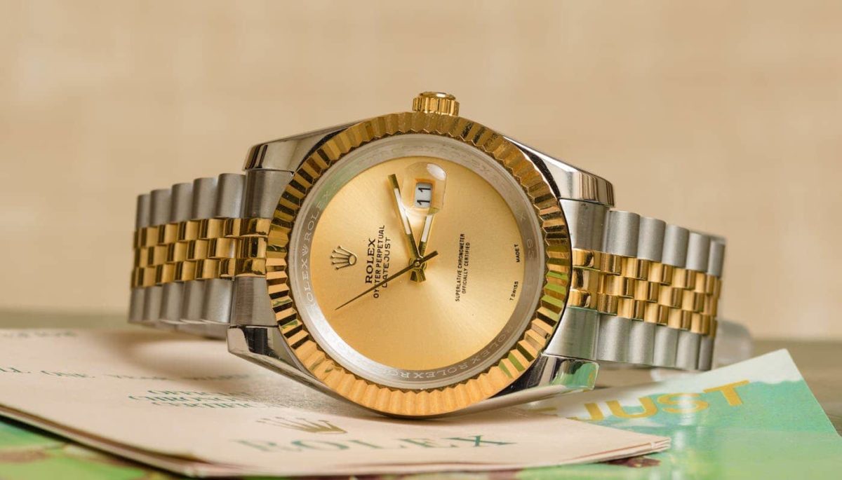 Relógio da marca Rolex, representando produtos caros.