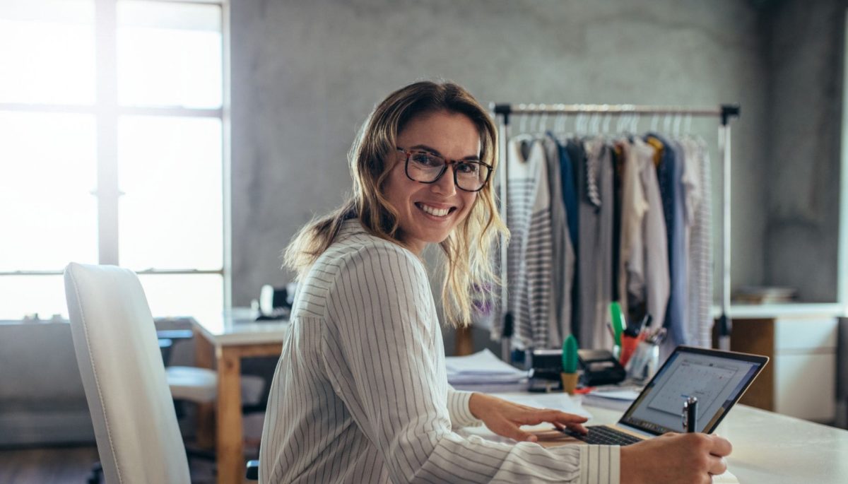 Mujer usa su computador para crear tienda online gratis