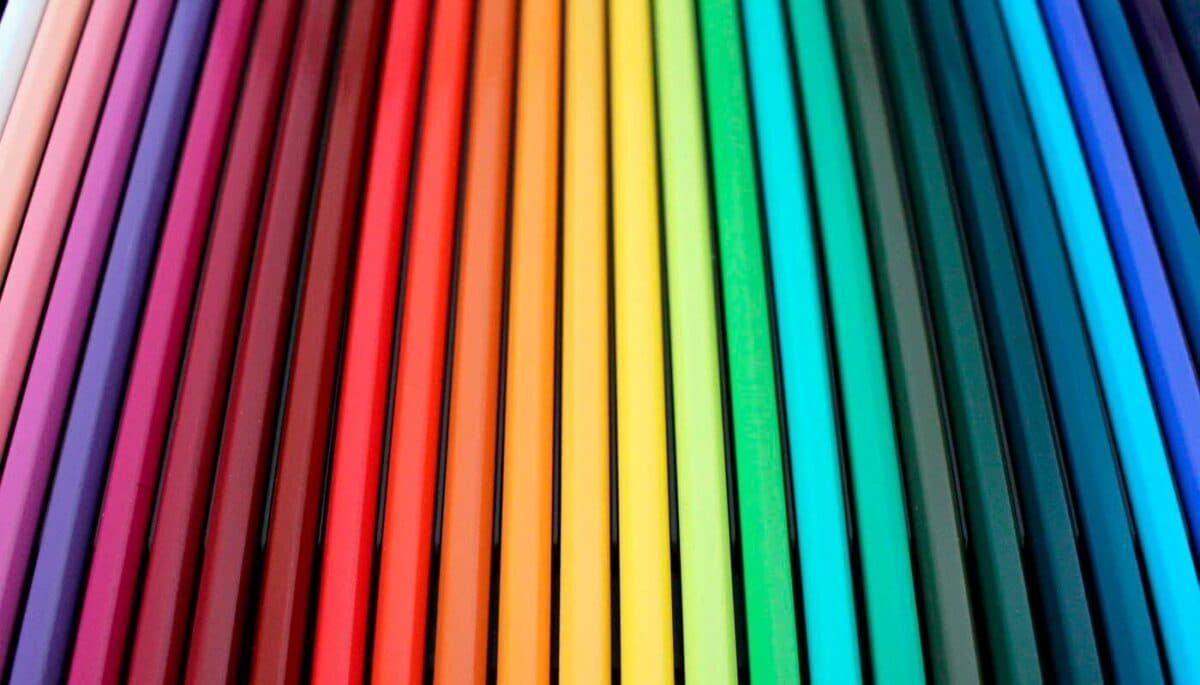 Imagen de lápices de varios tonos que representan la psicología de los colores.