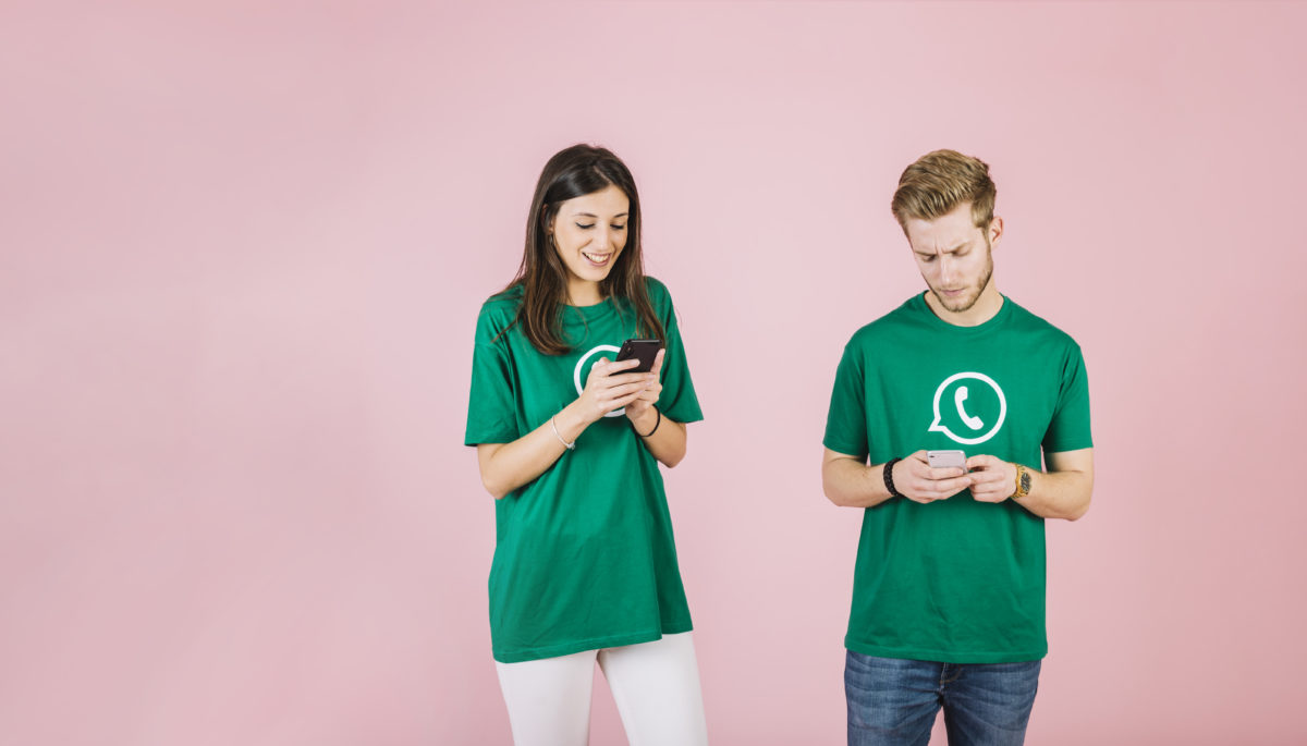 Dos personas viendo cómo usar dos whatsapp en un mismo celular.