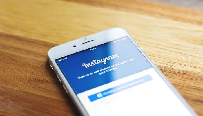 Imagen de un teléfono inteligente que muestra cómo eliminar una cuenta de Instagram.