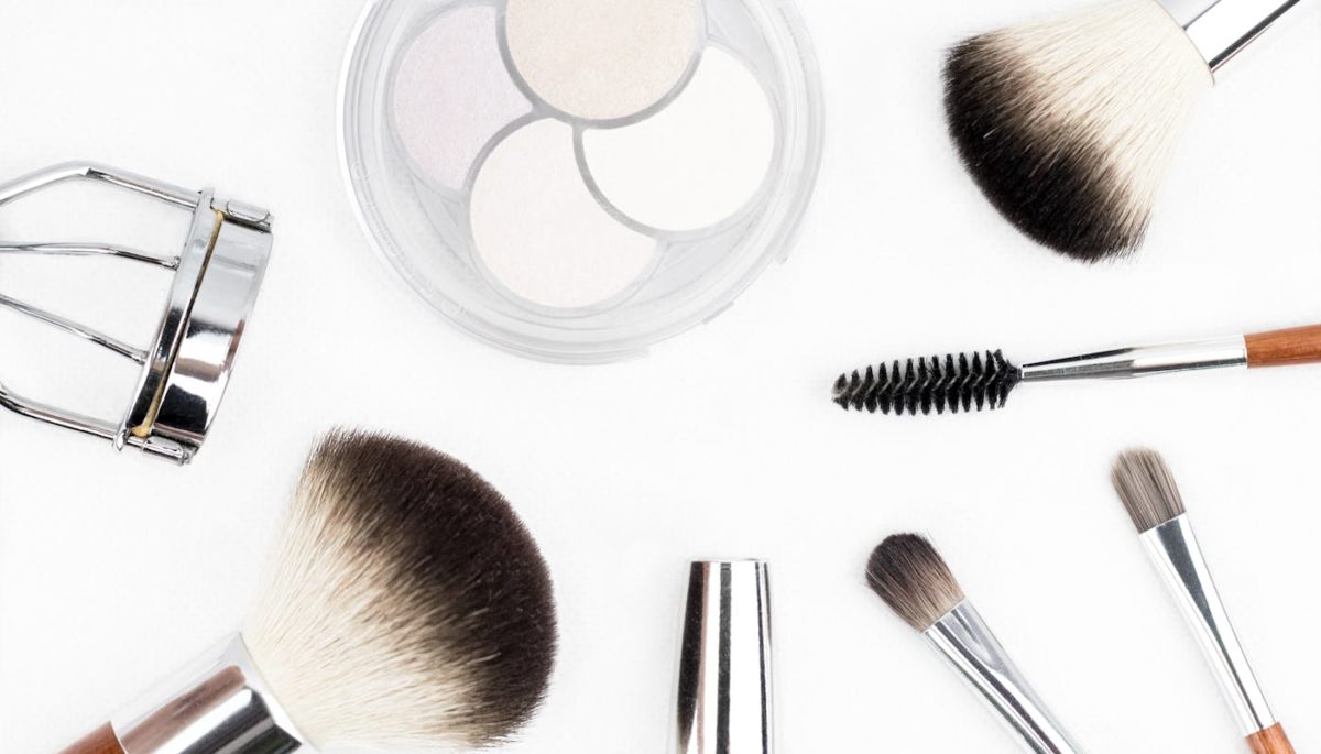 Imagem de cosméticos e acessórios ilustrando texto sobre fornecedor de maquiagem