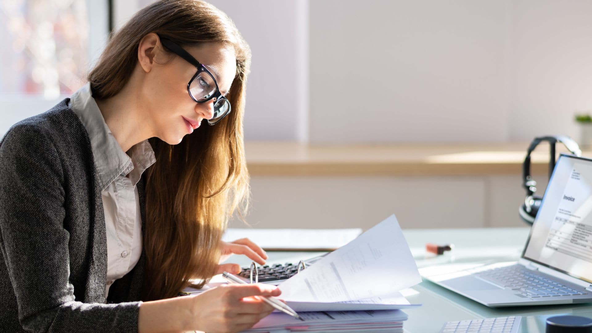 Mujer realizando el registro de facturas electrónicas en RADIAN de la DIAN.