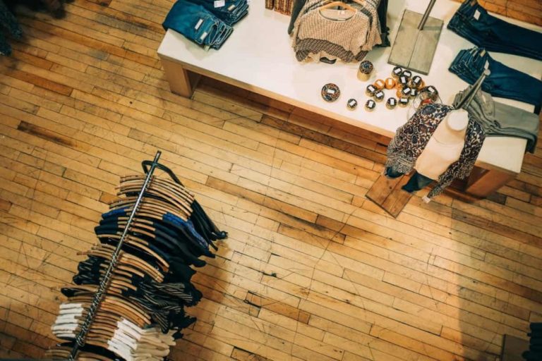 ¿Cómo exhibir ropa para vender? Ideas para local y tienda online