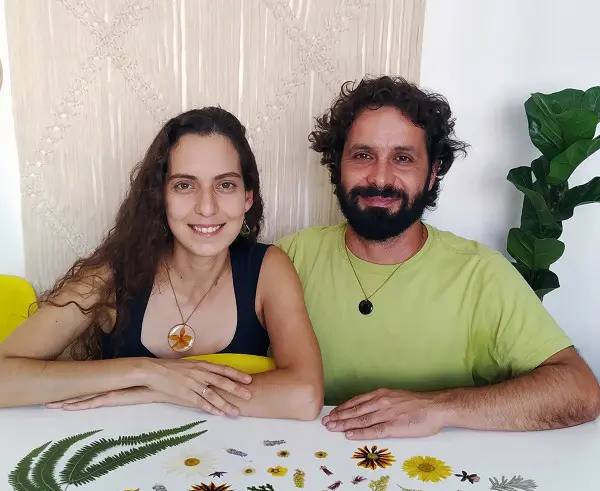 Os biólogos Isabelle Cerceau e Samuel Siriani com suas criações.