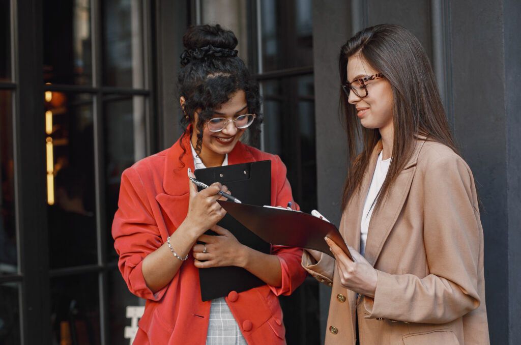Dos mujeres conversan sobre lo que aprendieron en su formación de emprendedores.