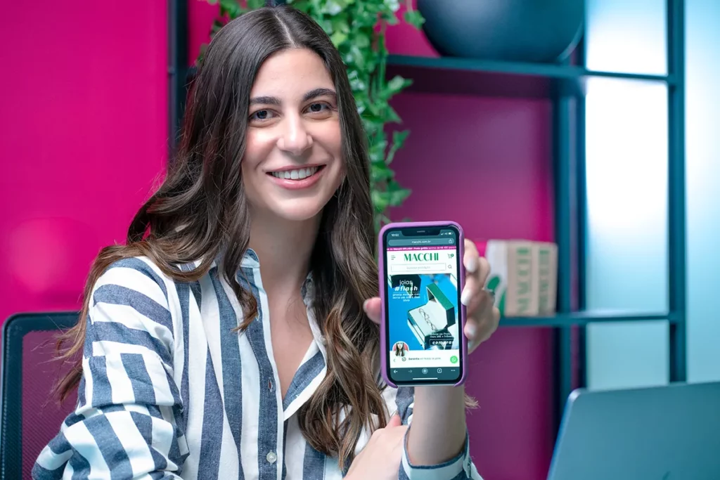 Aline Djanikian, empreendedora e sócia da Macchi, mostra a loja virtual no celular.