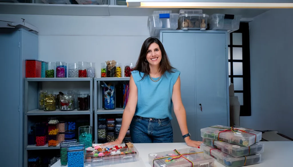 Empreendedora Vera Duarte, fundadora da loja virtual Brincando Juntos.