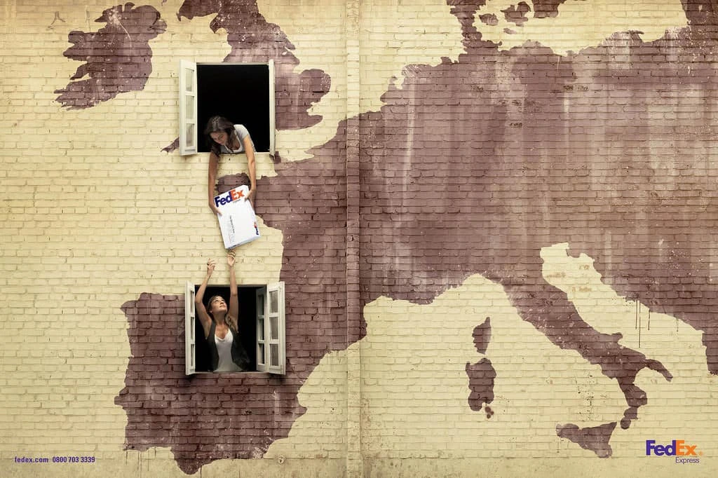 Fedex es un ejemplo de anuncio publicitario creativo. 