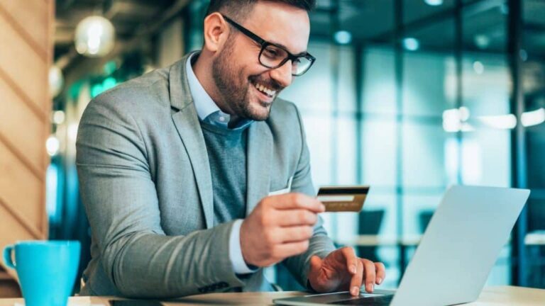 Hombre haciendo uso de los medios de pago en una tienda online
