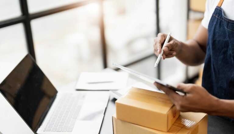 imagem homem conferindo encomenda para ilustrar artigo sobre fornecedores dropshipping