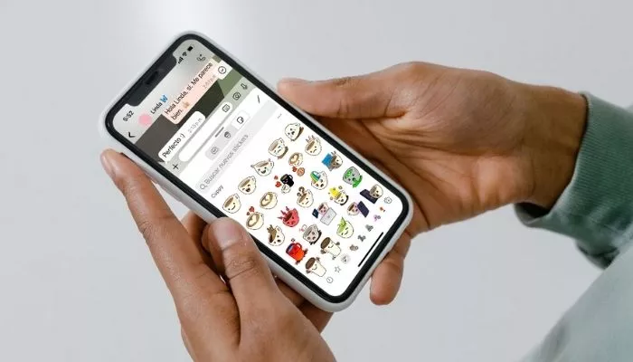 ¿Cómo hacer stickers para WhatsApp? ¡Fácil y rápido! Joven aprendiendo cómo hacer stickers para WhatsApp desde su celular.