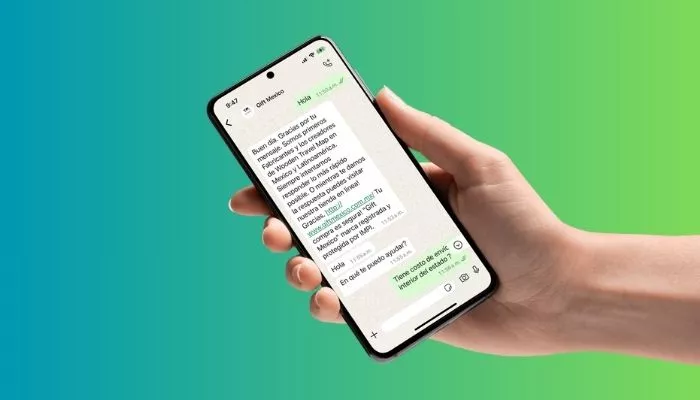 ¿Cómo poner un mensaje automático en WhatsApp y enviarlo? Teléfono móvil mostrando un mensaje automático en WhatsApp enviado por una marca a un cliente.