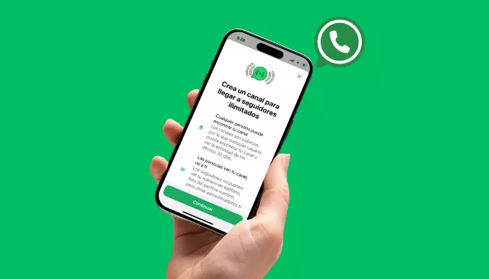 ¿Cómo crear un canal de WhatsApp? Guía paso a paso Mano de una persona sosteniendo un celular con pantalla que muestra instrucciones sobre cómo crear un canal de WhatsApp.