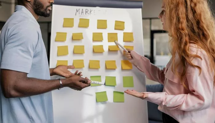 Emprendedores realizando un benchmarking empresarial.