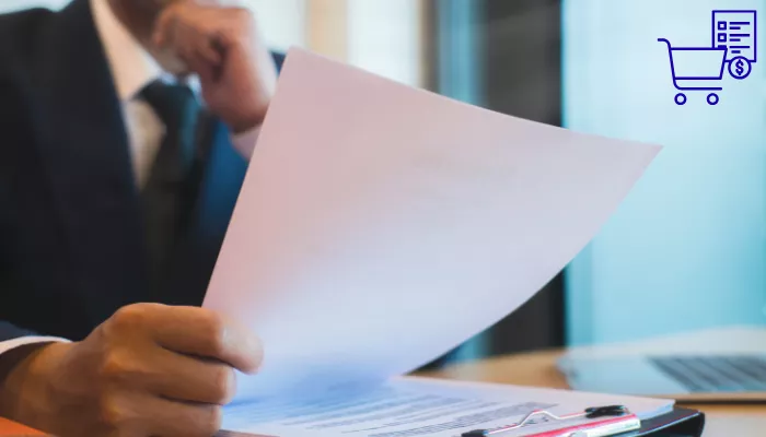 Persona revisando una orden de compra antes de aprobar la solicitud.