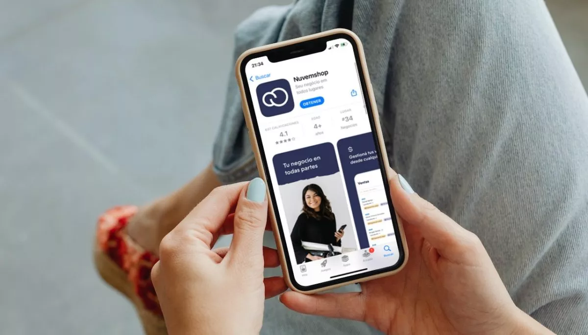 Cómo administrar tu negocio desde el celular con Tiendanube app Emprendedora descargando Tiendanube app para administrar su negocio online.