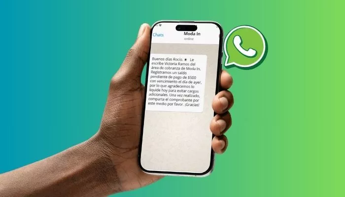 ¿Cómo cobrar por WhatsApp? Ejemplos de mensajes de cobranza Mano sosteniendo un celular cuya pantalla muestra un ejemplo de mensaje de cobranza por WhatsApp que una boutique envió a un cliente.