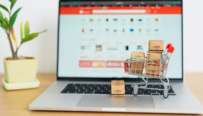 9 ejemplos de plataformas comerciales (Guía 2025) Computadora portátil que muestra una plataforma comercial digital.
