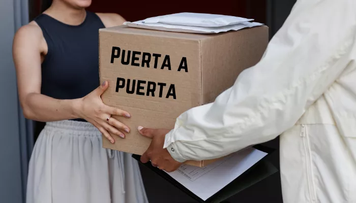 ¿Qué es el servicio puerta a puerta y cómo usarlo en tu tienda online? Persona recibiendo una caja con el servicio puerta a puerta.