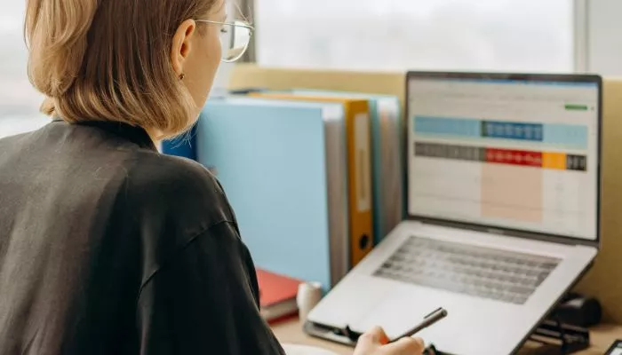 Una mujer analizando el SEO marketing de su tienda online y los resultados del mes.