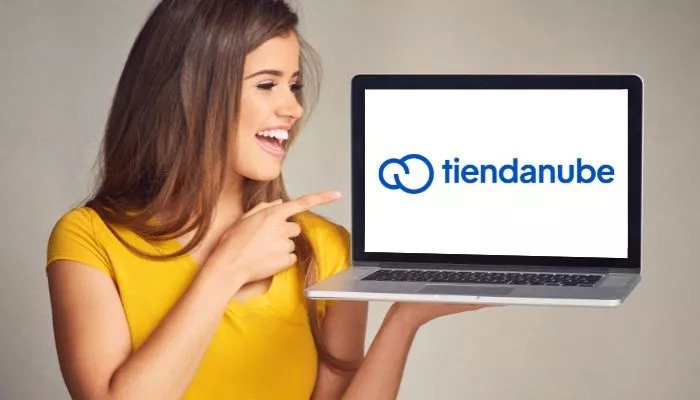 Mujer emprendedora eligiendo una de las plataformas para vender productos en colombia: Tiendanube.