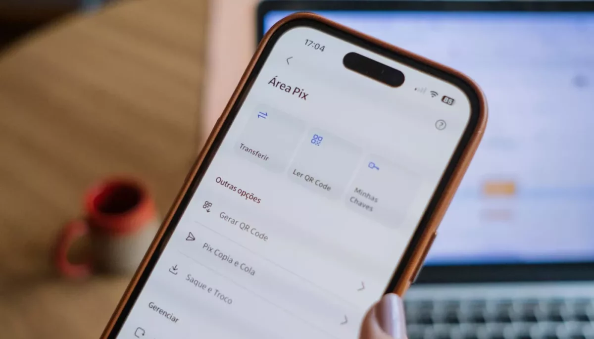 Por que você deve priorizar o pagamento via Pix no seu ecommerce? Na imagem, vemos a tela de transferência Pix em um dispositivo móvel.