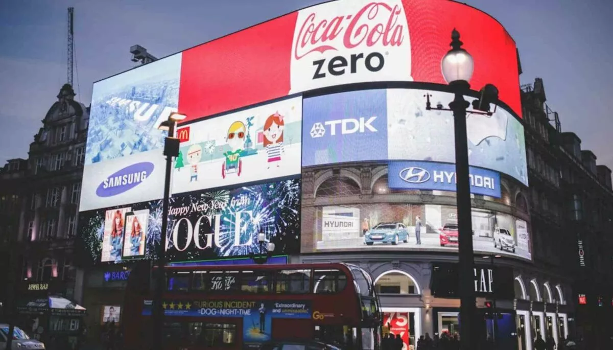 ¿Qué es la publicidad creativa y cómo utilizarla en tu negocio? Carteles con publicidad creativa en Londres.