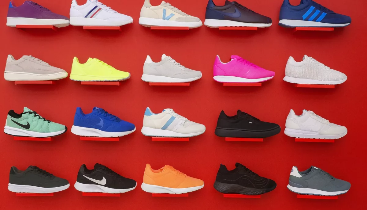 Estante de la tienda de un proveedor que se dedica a la venta de tenis por mayoreo en México.