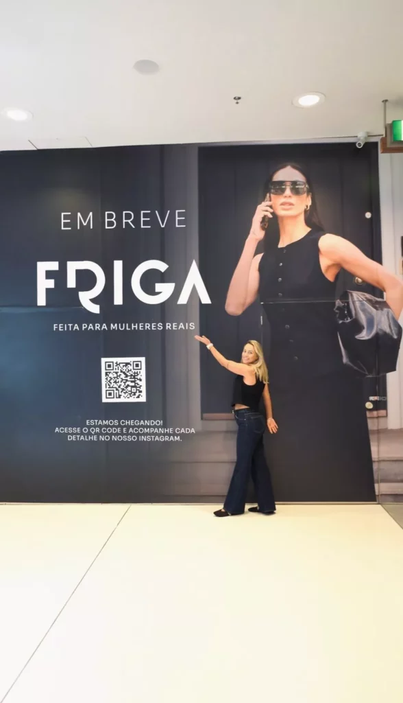 Imagem de Gisele Gomes, fundadora da Friga, em frente a nova loja física