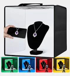 Imagem de joia em busto, disposta em uma cabine fotográfica para ilustrar ideias para fotos de joias