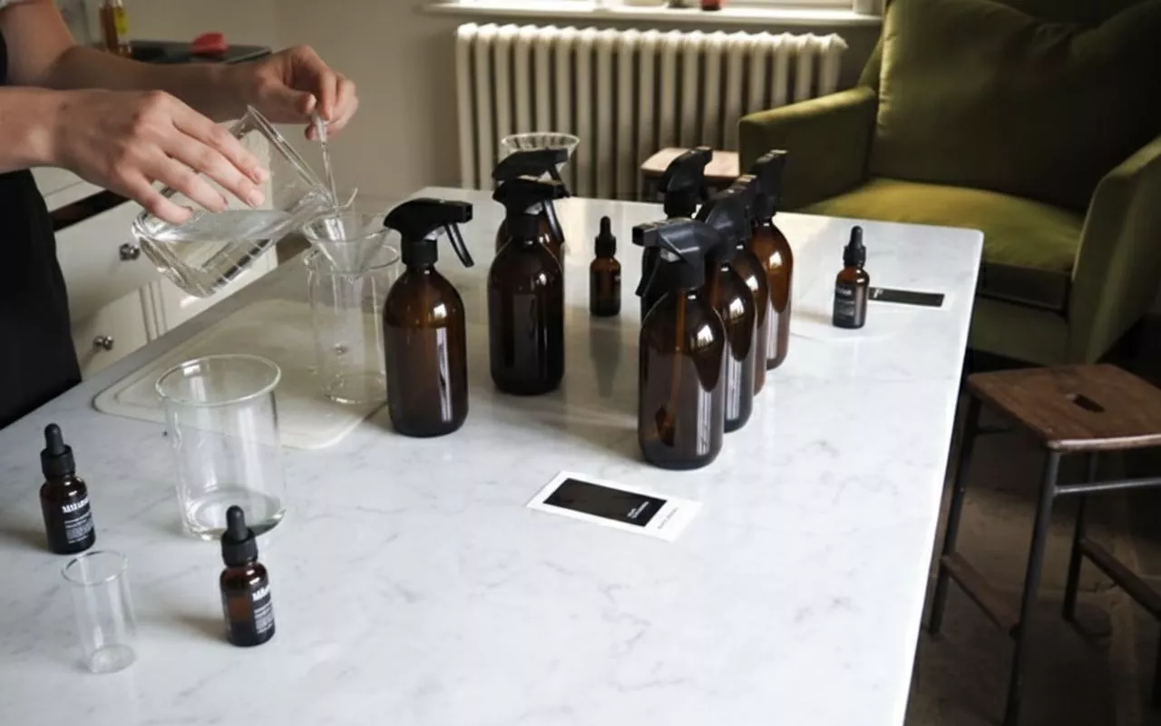 Imagem ilustra passo a passo como fazer aromatizador de ambiente em spray.