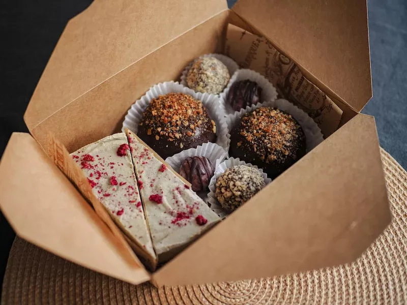 Trufas de chocolate em caixa de papelão