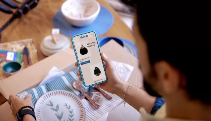 Emprendedor preparando un envío como parte del proceso comercial para vender artesanías por internet.