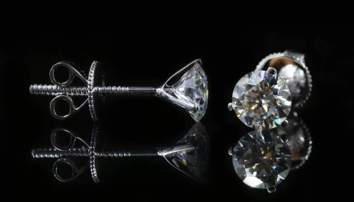 Foto de brinco em fundo infinito, com pedra cravejada, para ilustrar texto de ideias de fotos para joias