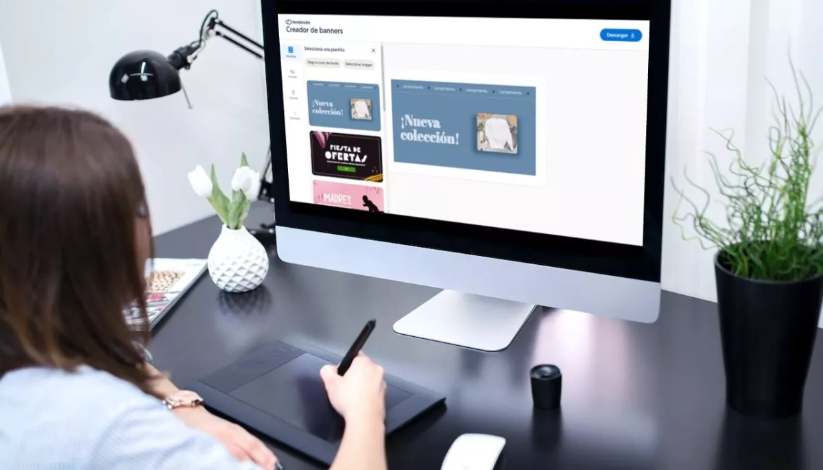 Mujer diseñando un banner publicitario para su tienda online.