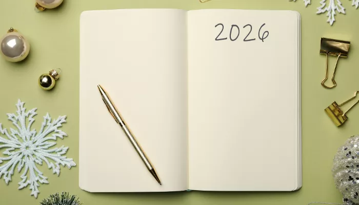 Libreta con el año 2026 para escribir los propósitos de año nuevo de un emprendedor.