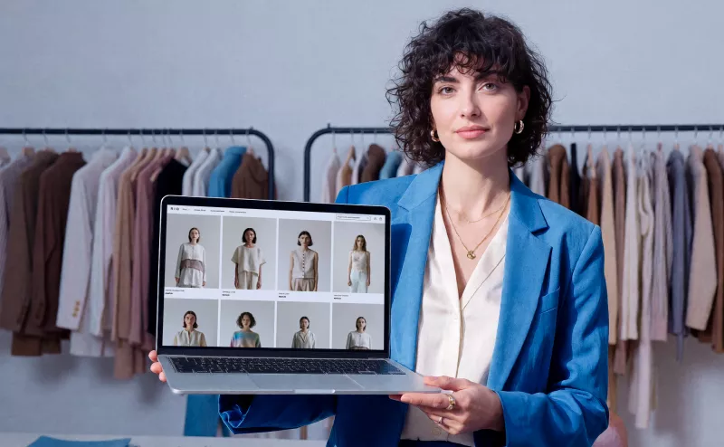 Homem branco sorrindo com cabelo castanho e barba representando o banner da ferramenta de domínio da Nuvemshop